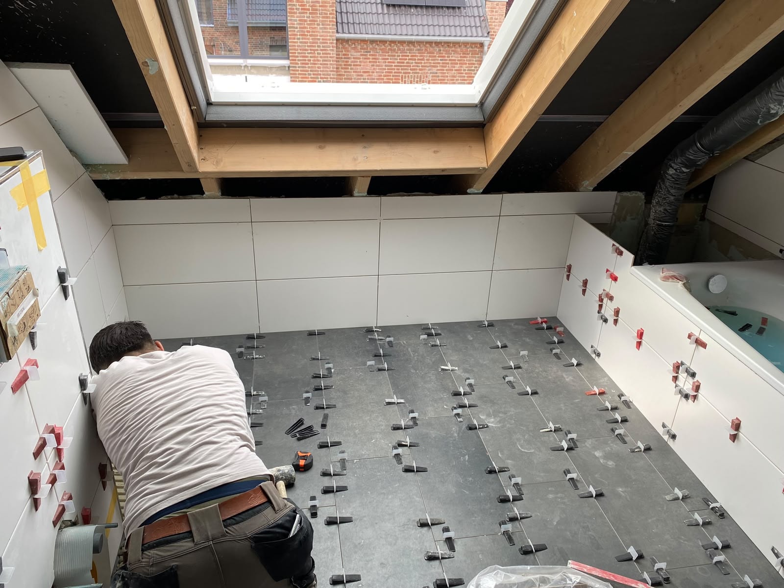 Dachbad mit Dachfenster und Fliesenarbeiten