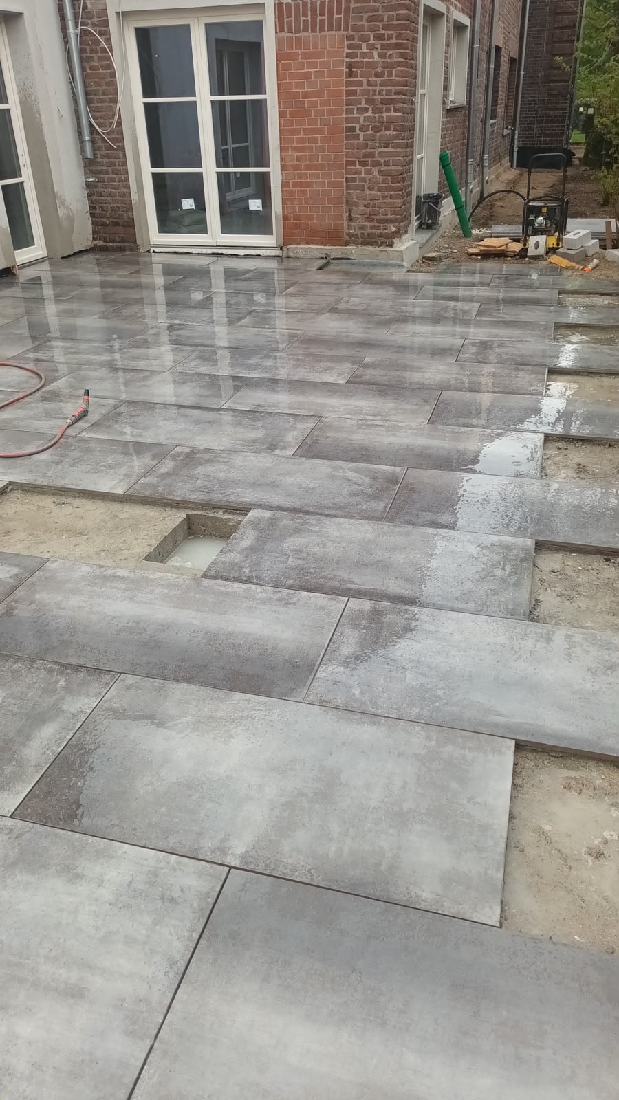 Terrassenplatten fertig verlegt